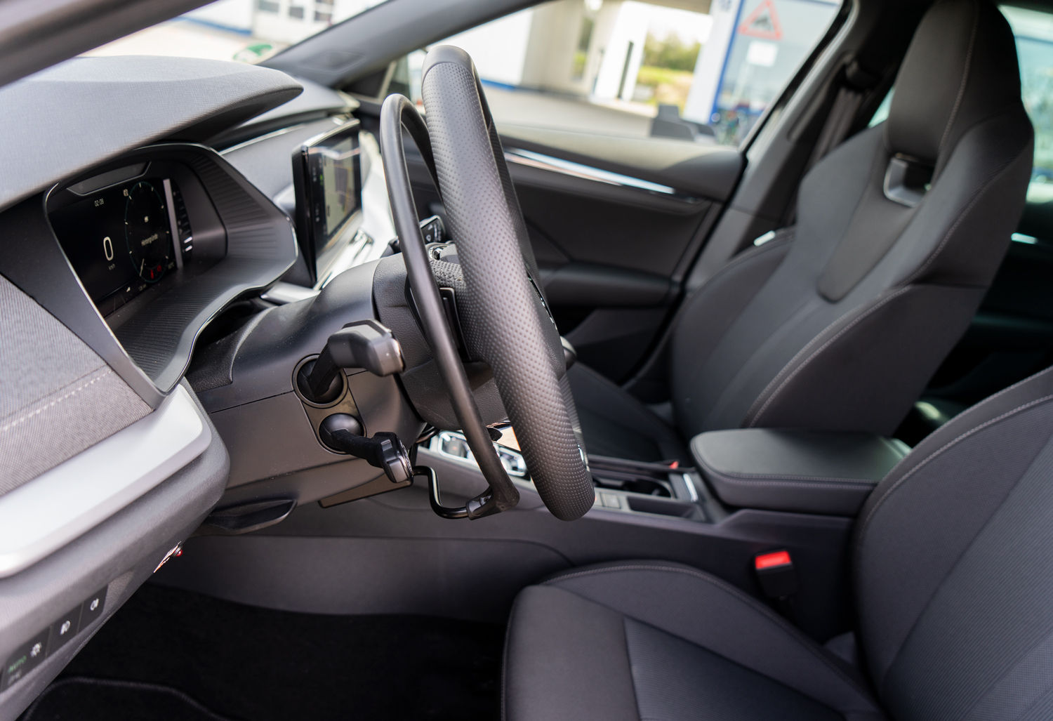 Behindertengerechter Skoda Octavia, Selbstfahrerumbau, MFD, Gasring, Rutschbrett, Pedalsperre, Sodermanns