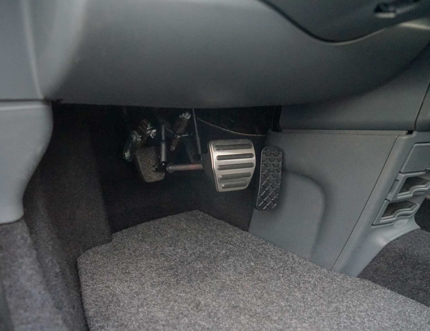 Behindertengerechter Smart Roadster, Selbstfahrerumbau, Pedalverlängerung, Fußraumerhöhung, Sodermanns