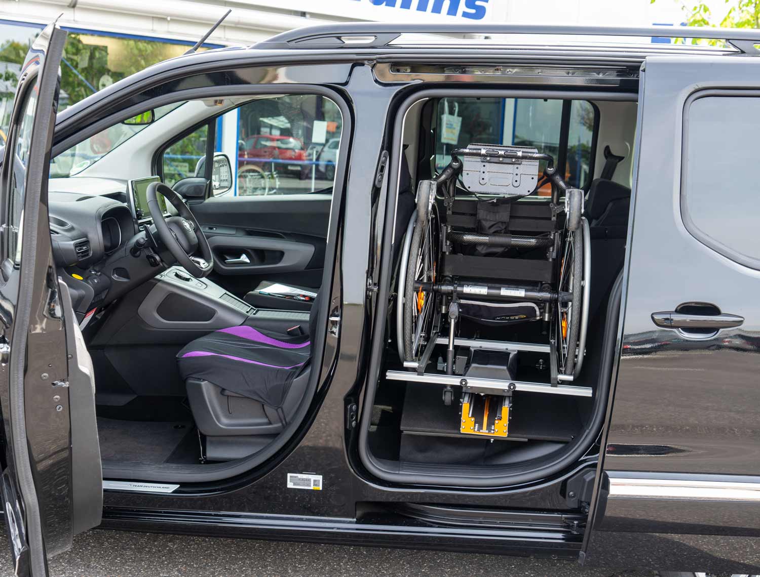 Behindertengerechter Toyota Proace City Verso, Selbstfahrerumbau, Linksgas, Rollstuhlverladesystem, Sodermanns