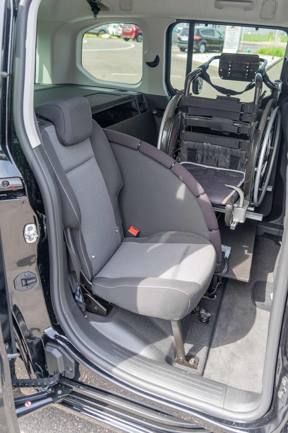 Behindertengerechter Toyota Proace City Verso, Selbstfahrerumbau, Linksgas, Rollstuhlverladesystem, Sodermanns