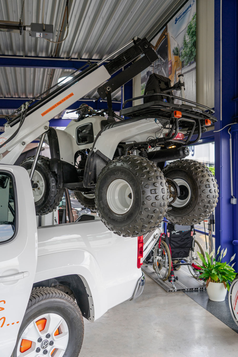 Behindertengerechter Volkswagen Amarok, Selbstfahrerumbau, Hub Schwenksitz, Rollstuhlverladung, Verladekran, Sodermanns