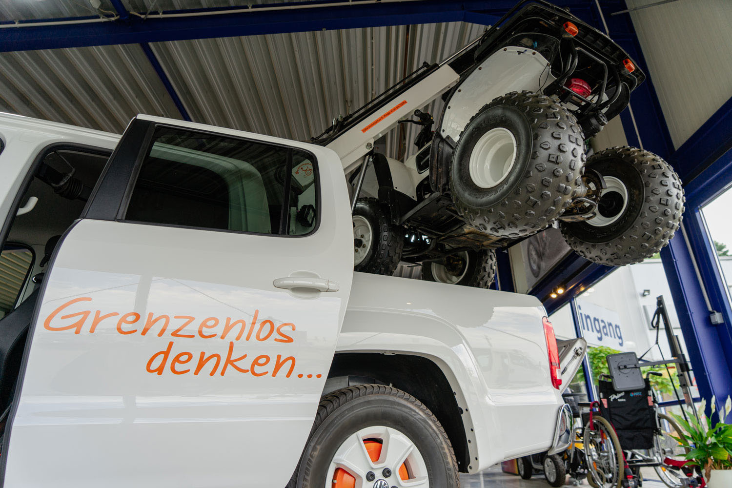 Behindertengerechter Volkswagen Amarok, Selbstfahrerumbau, Hub Schwenksitz, Rollstuhlverladung, Verladekran, Sodermanns