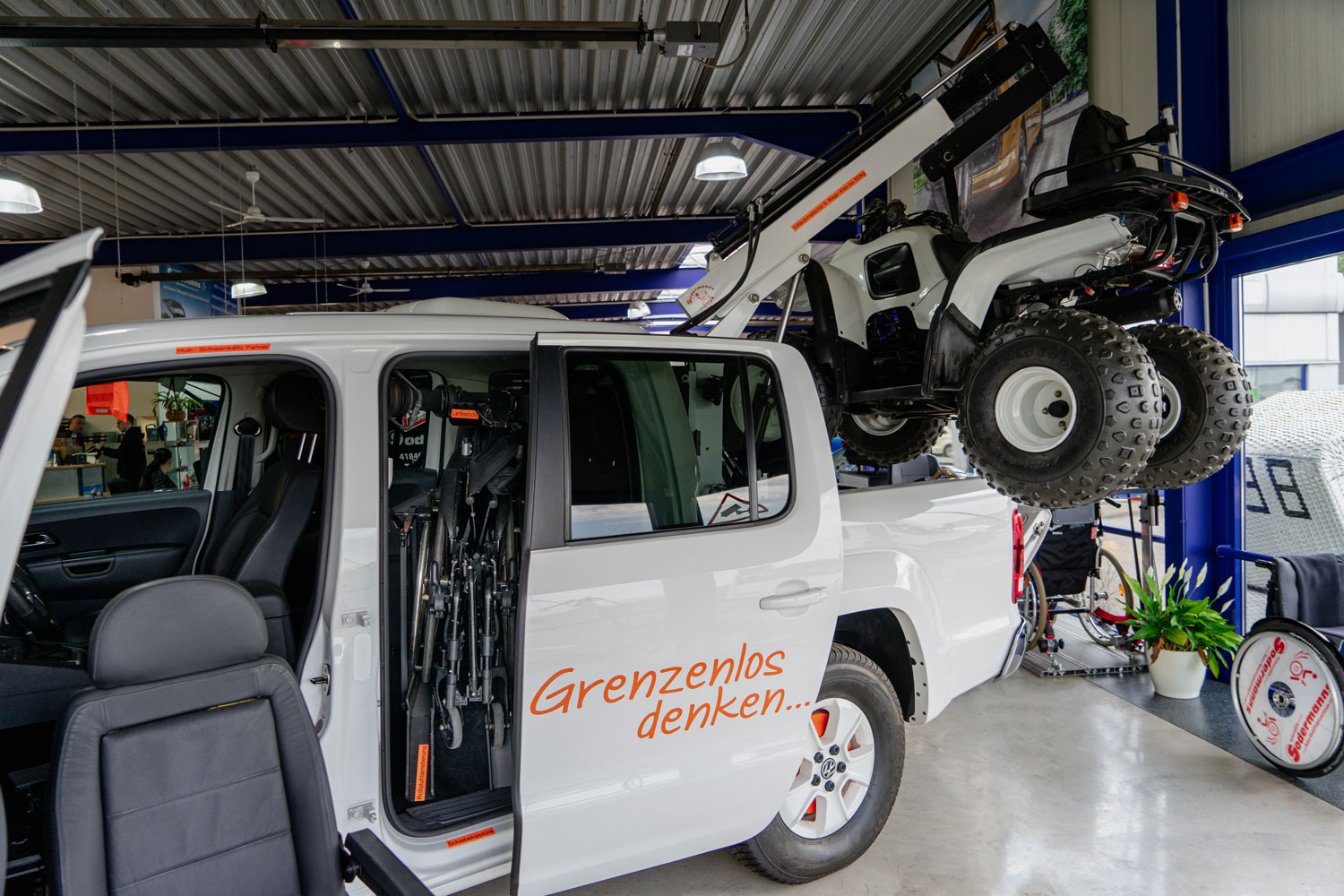 Behindertengerechter Volkswagen Amarok, Selbstfahrerumbau, Hub Schwenksitz, Rollstuhlverladung, Verladekran, Sodermanns