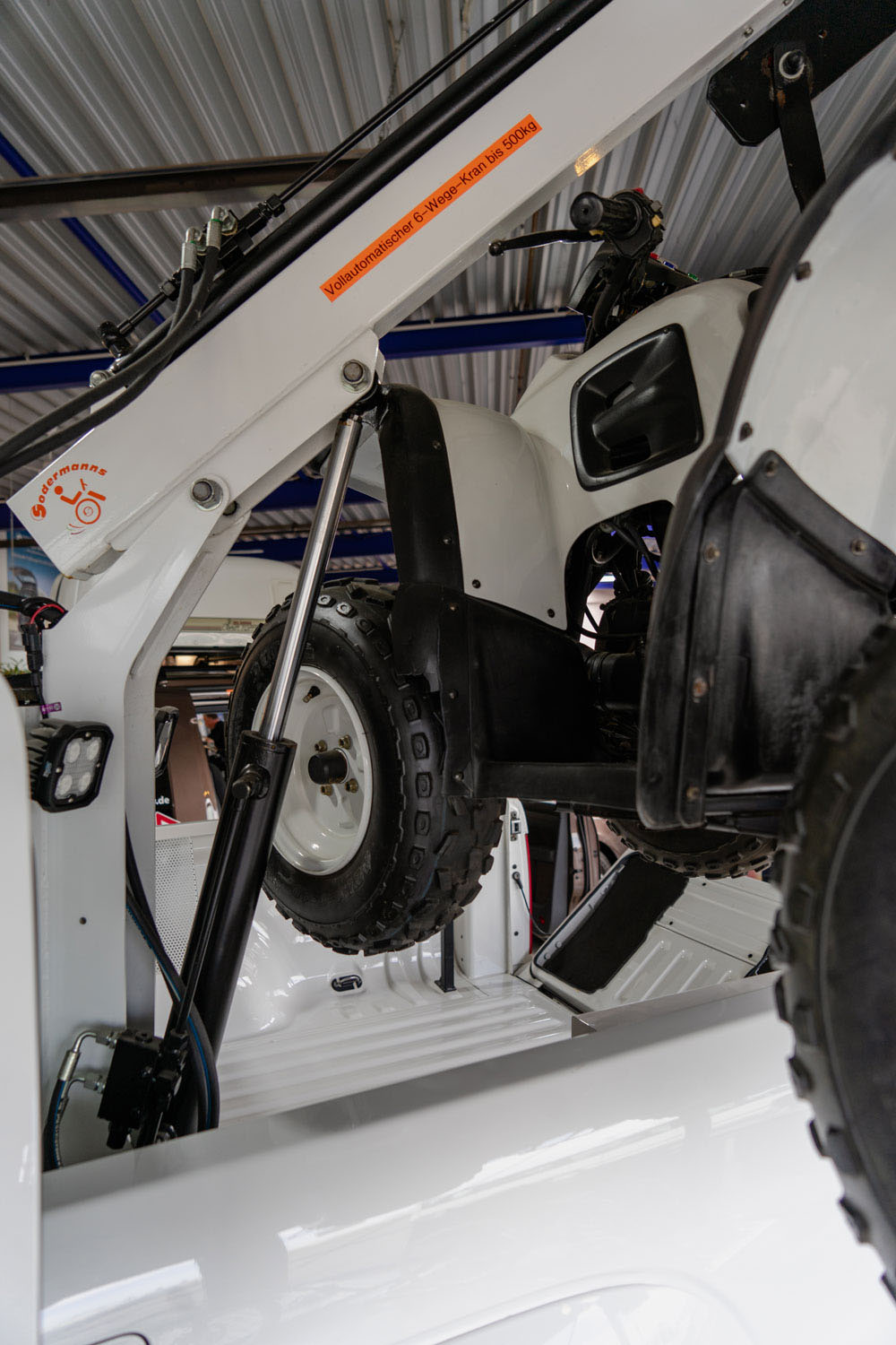 Behindertengerechter Volkswagen Amarok, Selbstfahrerumbau, Hub Schwenksitz, Rollstuhlverladung, Verladekran, Sodermanns