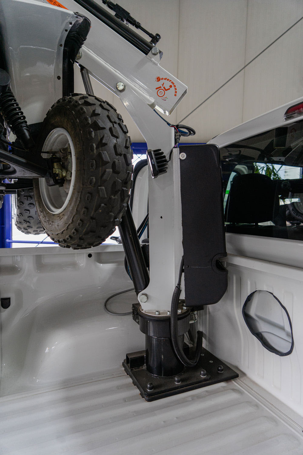 Behindertengerechter Volkswagen Amarok, Selbstfahrerumbau, Hub Schwenksitz, Rollstuhlverladung, Verladekran, Sodermanns