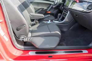 Behindertengerechtes Volkswagen Beetle Cabrio, Beifahrerumbau, Rutschbrett, Sodermanns