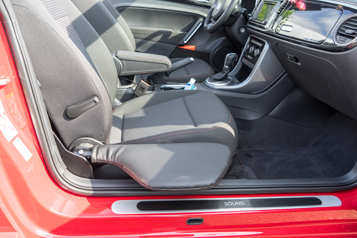 Behindertengerechtes Volkswagen Beetle Cabrio, Beifahrerumbau, Rutschbrett, Sodermanns