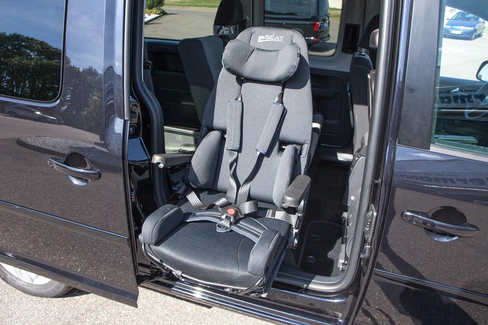 Behindertengerechter Volkswagen Caddy Maxi, Beifahrerumbau, Heckausschnitt, Rampe, Hub Schwenksitz, Drehsitzkonsole, Sodermanns