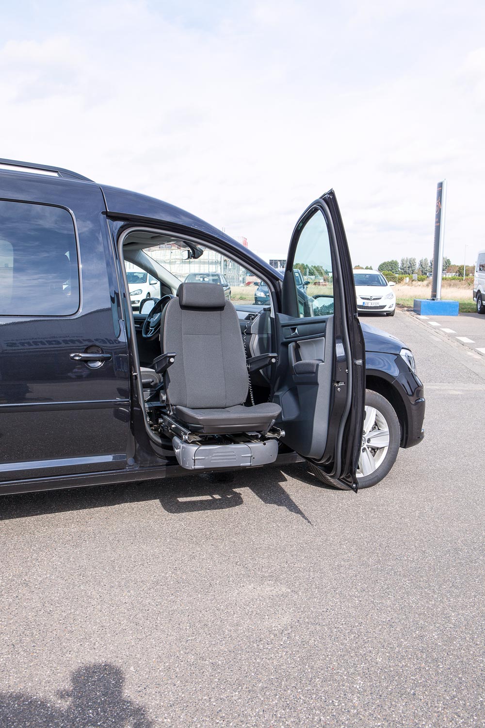 Behindertengerechter Volkswagen Caddy Maxi, Beifahrerumbau, Heckausschnitt, Rampe, Hub Schwenksitz, Drehsitzkonsole, Sodermanns