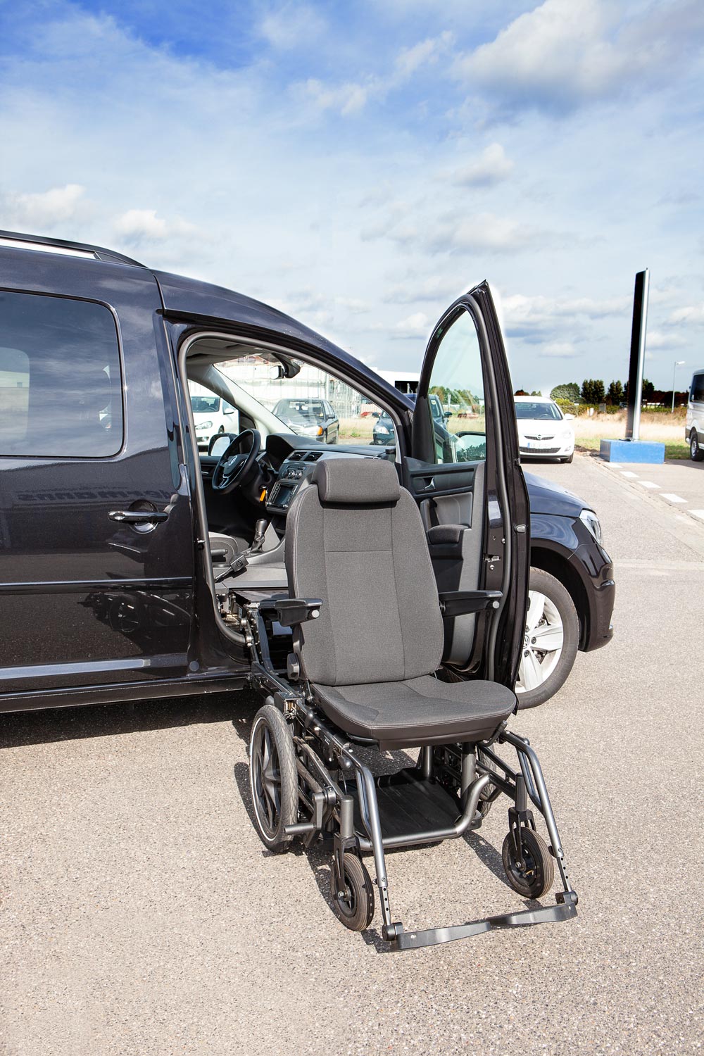 Behindertengerechter Volkswagen Caddy Maxi, Beifahrerumbau, Heckausschnitt, Rampe, Hub Schwenksitz, Drehsitzkonsole, Sodermanns