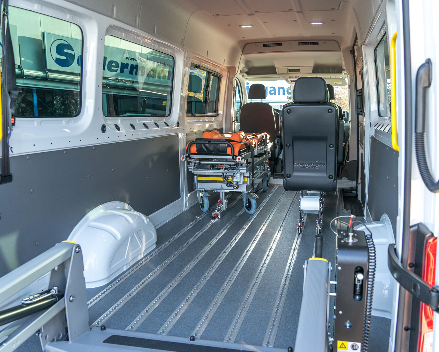 Behindertengerechter Volkswagen Crafter, Beifahrerumbau, Smartfloorboden, Smartseats, Hecklift, Liegendtransport, Sodermanns