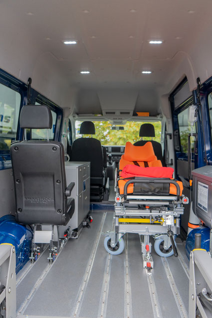 Behindertengerechter Volkswagen Crafter, Beifahrerumbau, Smartfloorboden, Smartseats, Hecklift, Liegendtransport, Sodermanns