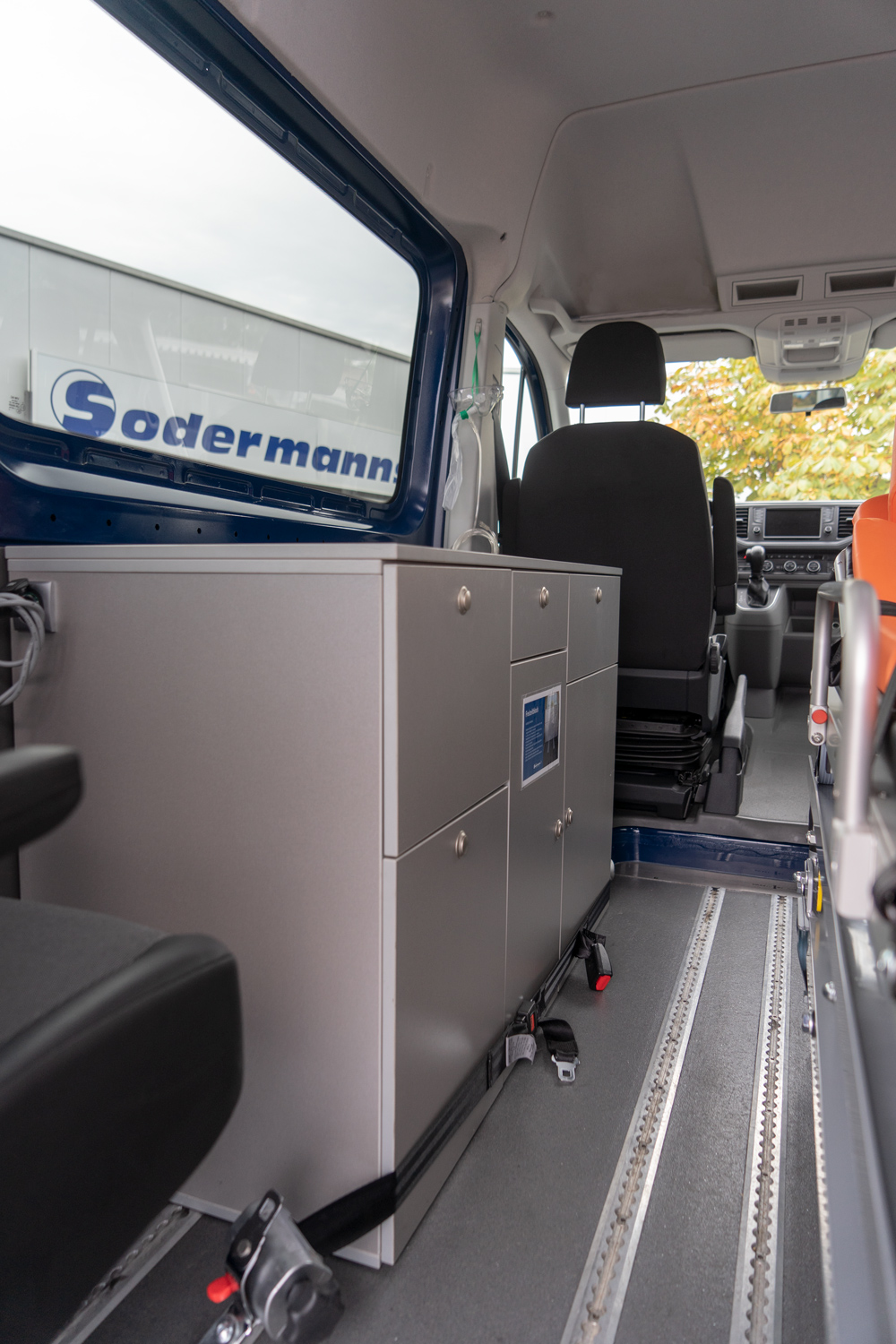Behindertengerechter Volkswagen Crafter, Beifahrerumbau, Smartfloorboden, Smartseats, Hecklift, Liegendtransport, Sodermanns