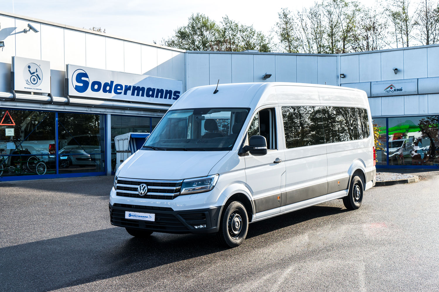 Behindertengerechter Volkswagen Crafter, Beifahrerumbau, Smartfloorboden, Smartseats, Hecklift, Liegendtransport, Sodermanns