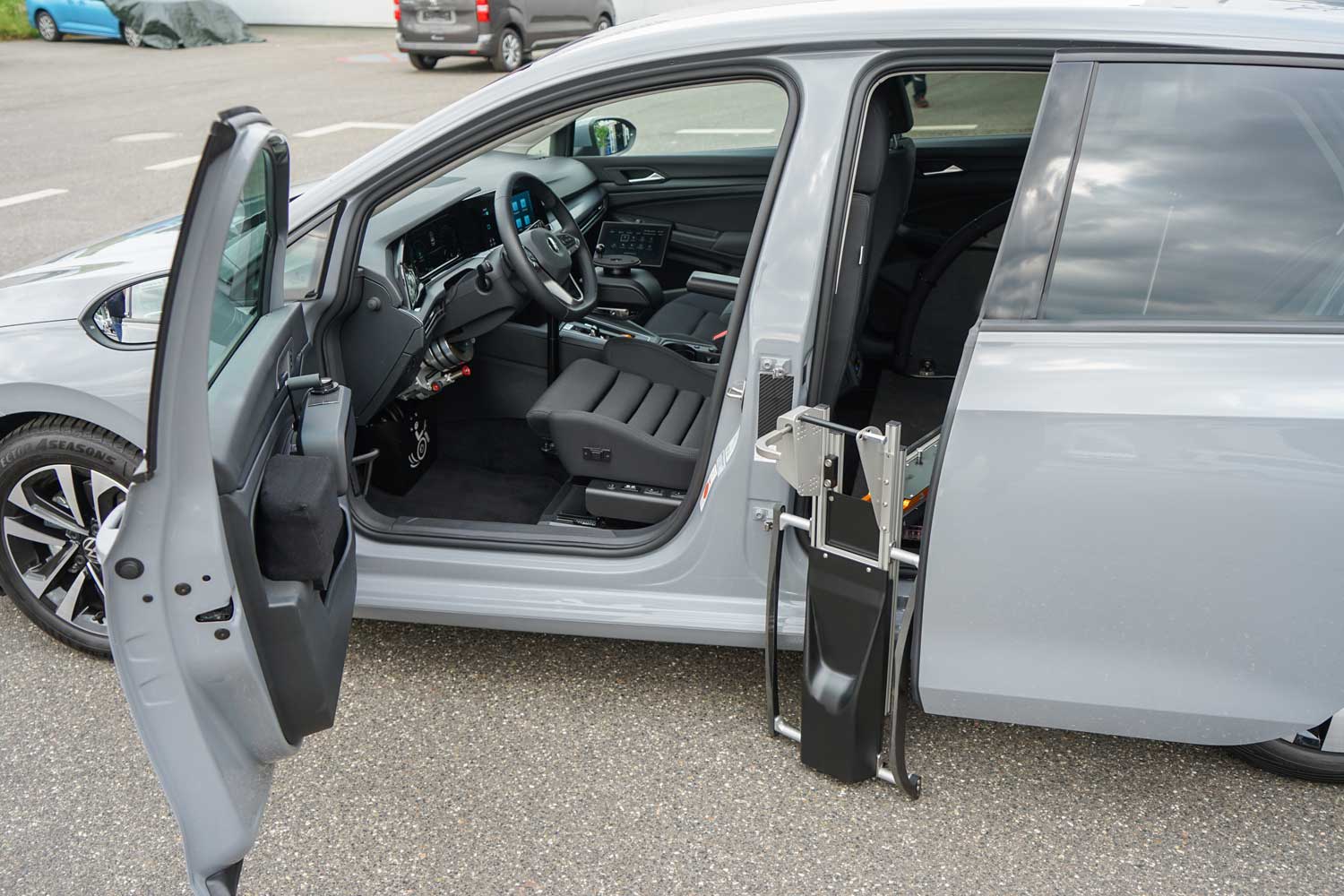 Behindertengerechter Volkswagen Golf 8, Selbstfahrerumbau, Space Drive System, Minilenkrad, Gas Bremsschieber, Rollstuhlverladesystem, Sitzkissen, Sodermanns