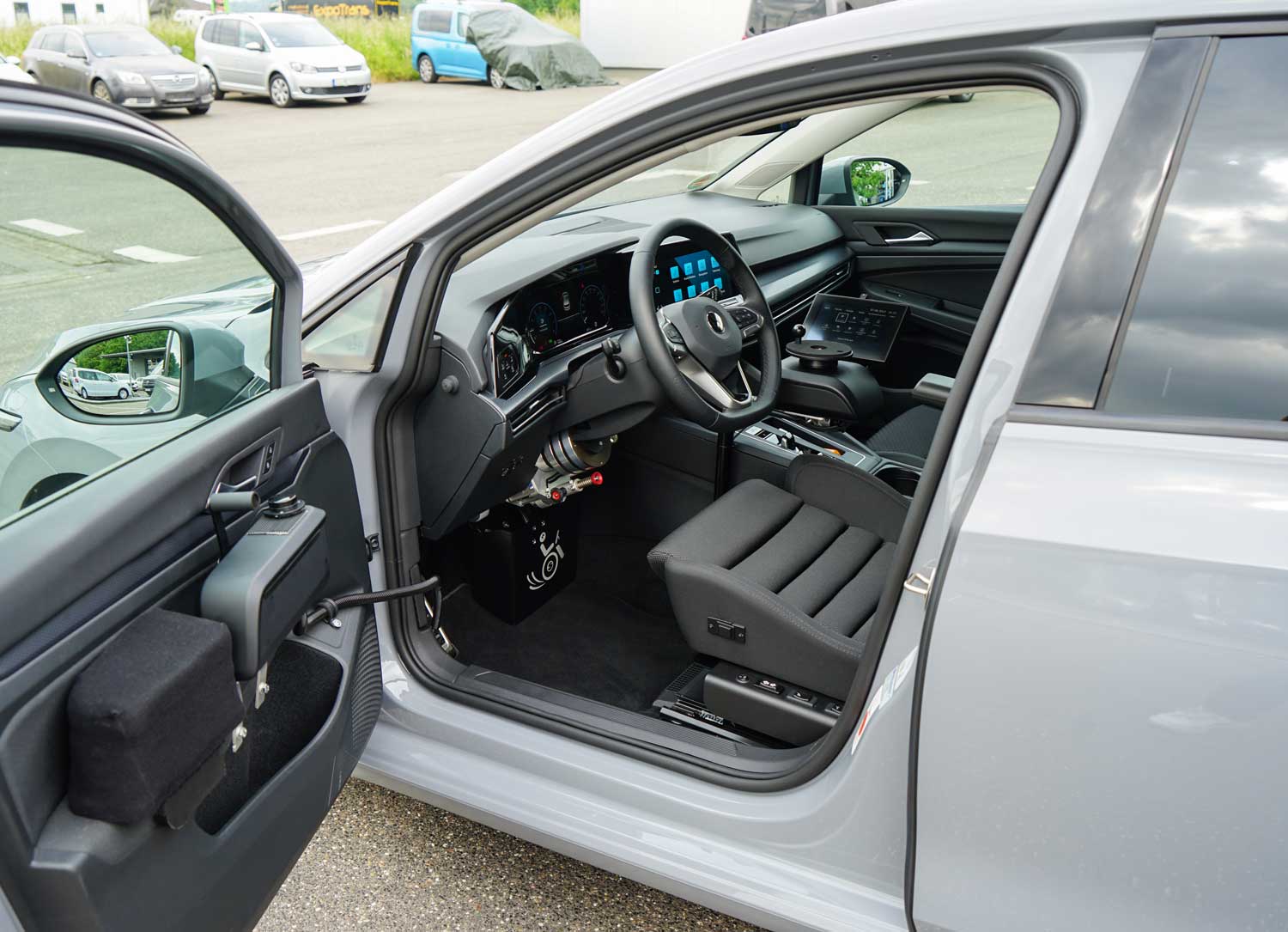 Behindertengerechter Volkswagen Golf 8, Selbstfahrerumbau, Space Drive System, Minilenkrad, Gas Bremsschieber, Rollstuhlverladesystem, Sitzkissen, Sodermanns