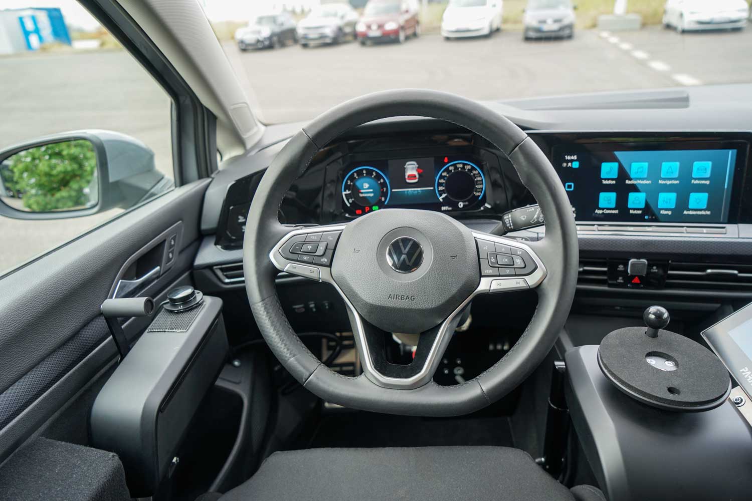 Behindertengerechter Volkswagen Golf 8, Selbstfahrerumbau, Space Drive System, Minilenkrad, Gas Bremsschieber, Rollstuhlverladesystem, Sitzkissen, Sodermanns