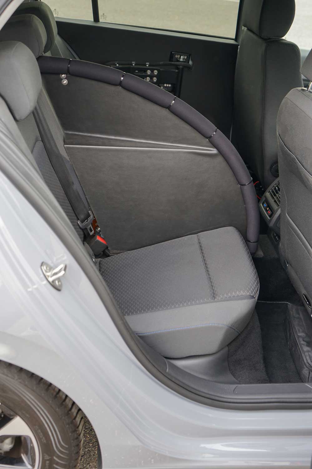 Behindertengerechter Volkswagen Golf 8, Selbstfahrerumbau, Space Drive System, Minilenkrad, Gas Bremsschieber, Rollstuhlverladesystem, Sitzkissen, Sodermanns