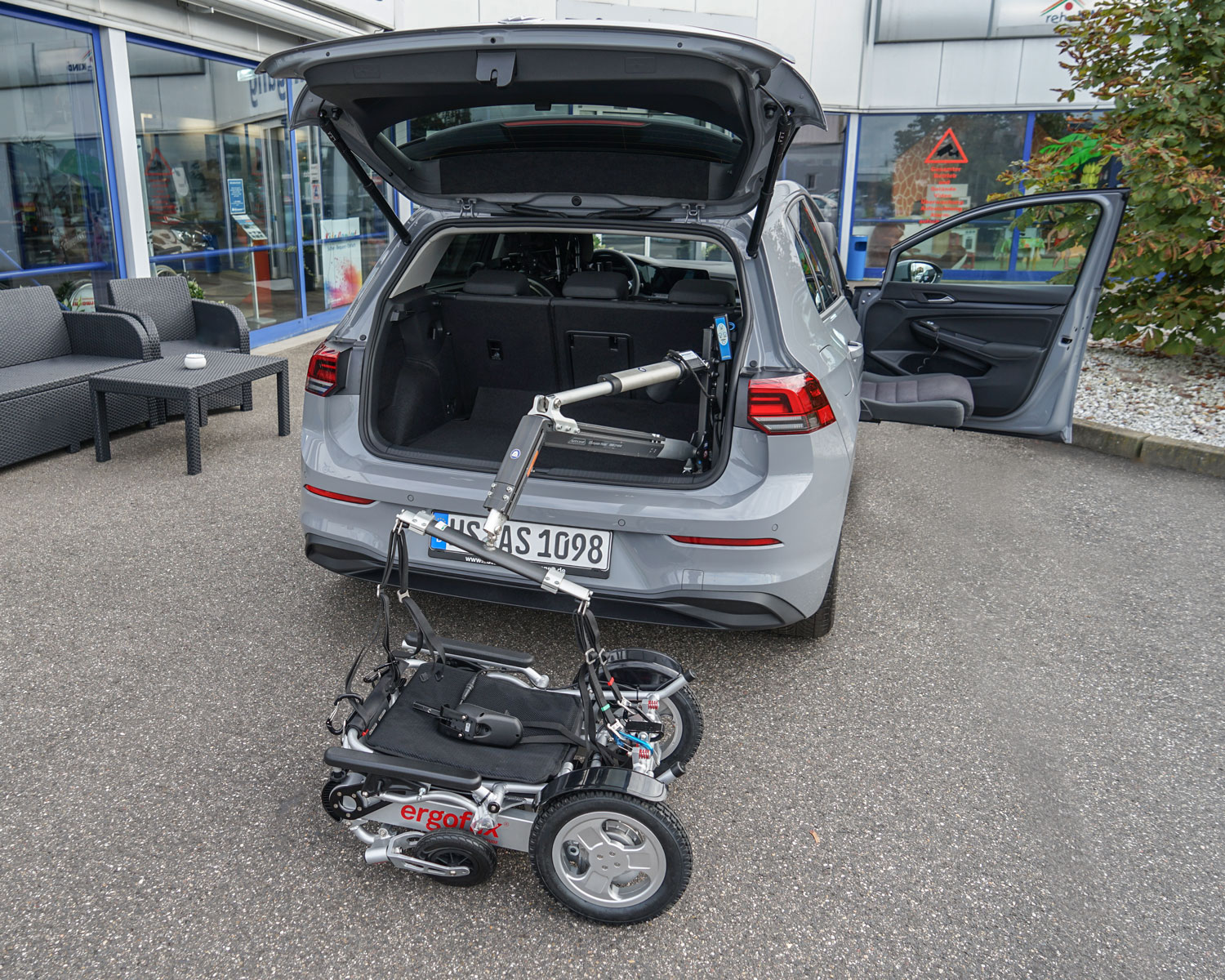 Behindertengerechter Volkswagen Golf 8, Selbstfahrerumbau, Fahrzeugumbau für Rollstuhlfahrer, Ladeboy, MFD, Handgerät, Smartlifter, Sodermanns