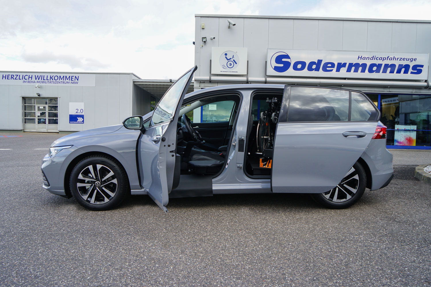 Behindertengerechter Volkswagen Golf 8, Selbstfahrerumbau, Fahrzeugumbau für Rollstuhlfahrer, Ladeboy, MFD, Handgerät, Smartlifter, Sodermanns