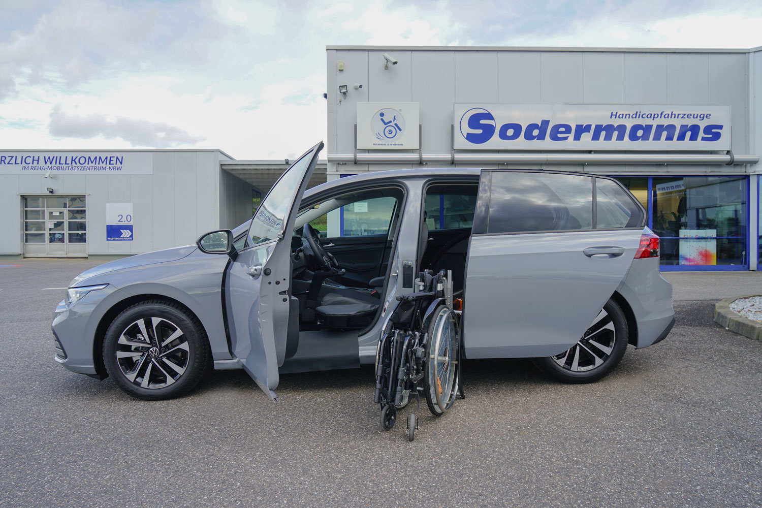 Behindertengerechter Volkswagen Golf 8, Selbstfahrerumbau, Fahrzeugumbau für Rollstuhlfahrer, Ladeboy, MFD, Handgerät, Smartlifter, Sodermanns