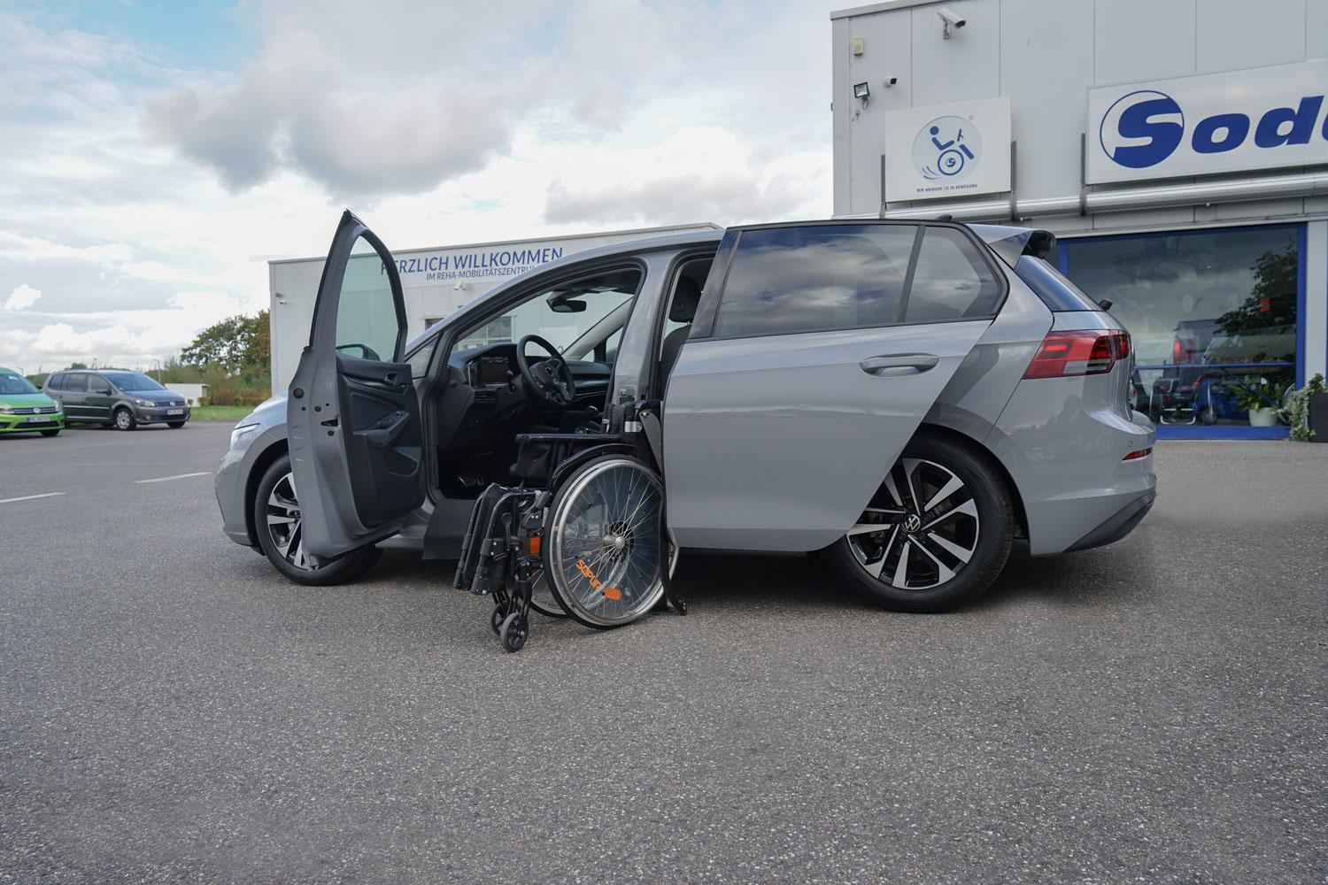 Behindertengerechter Volkswagen Golf 8, Selbstfahrerumbau, Fahrzeugumbau für Rollstuhlfahrer, Ladeboy, MFD, Handgerät, Smartlifter, Sodermanns