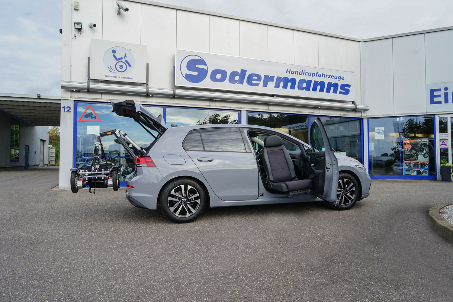 Behindertengerechter Volkswagen Golf 8, Selbstfahrerumbau, Fahrzeugumbau für Rollstuhlfahrer, Ladeboy, MFD, Handgerät, Smartlifter, Sodermanns