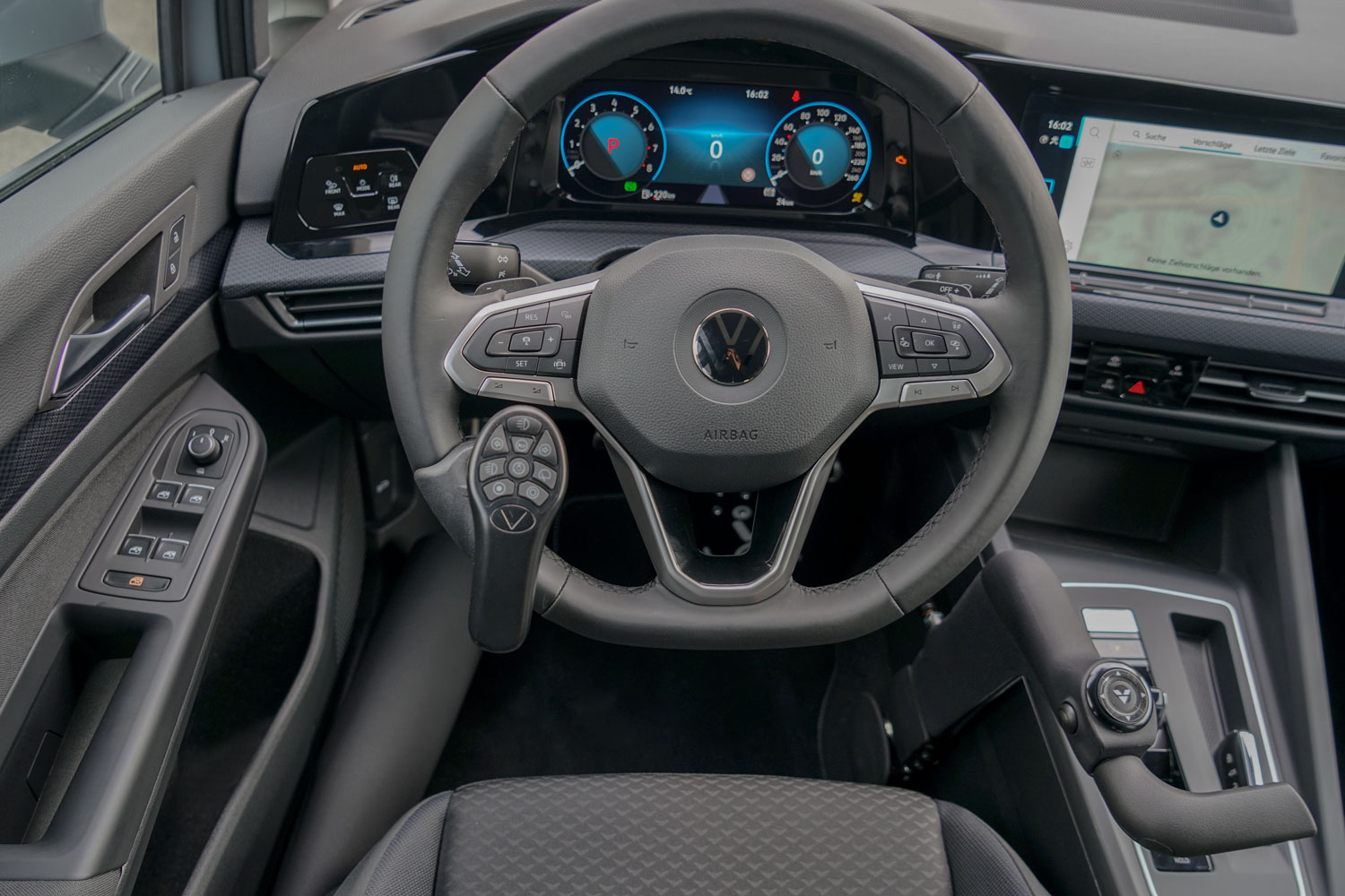 Behindertengerechter Volkswagen Golf 8, Selbstfahrerumbau, Fahrzeugumbau für Rollstuhlfahrer, Ladeboy, MFD, Handgerät, Smartlifter, Sodermanns