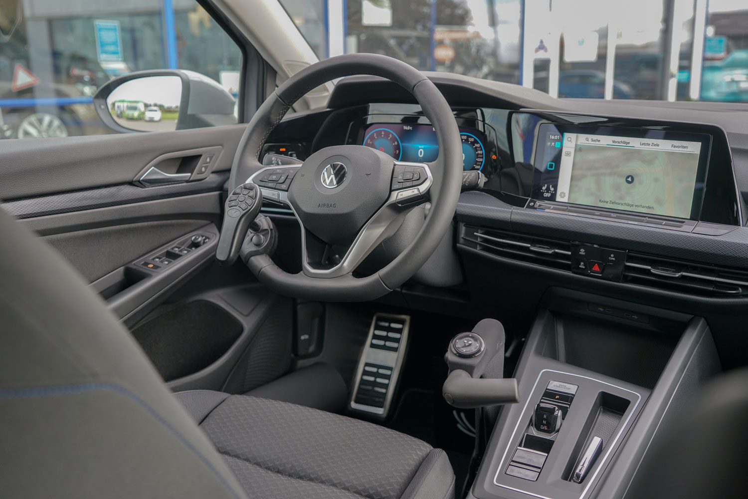 Behindertengerechter Volkswagen Golf 8, Selbstfahrerumbau, Fahrzeugumbau für Rollstuhlfahrer, Ladeboy, MFD, Handgerät, Smartlifter, Sodermanns