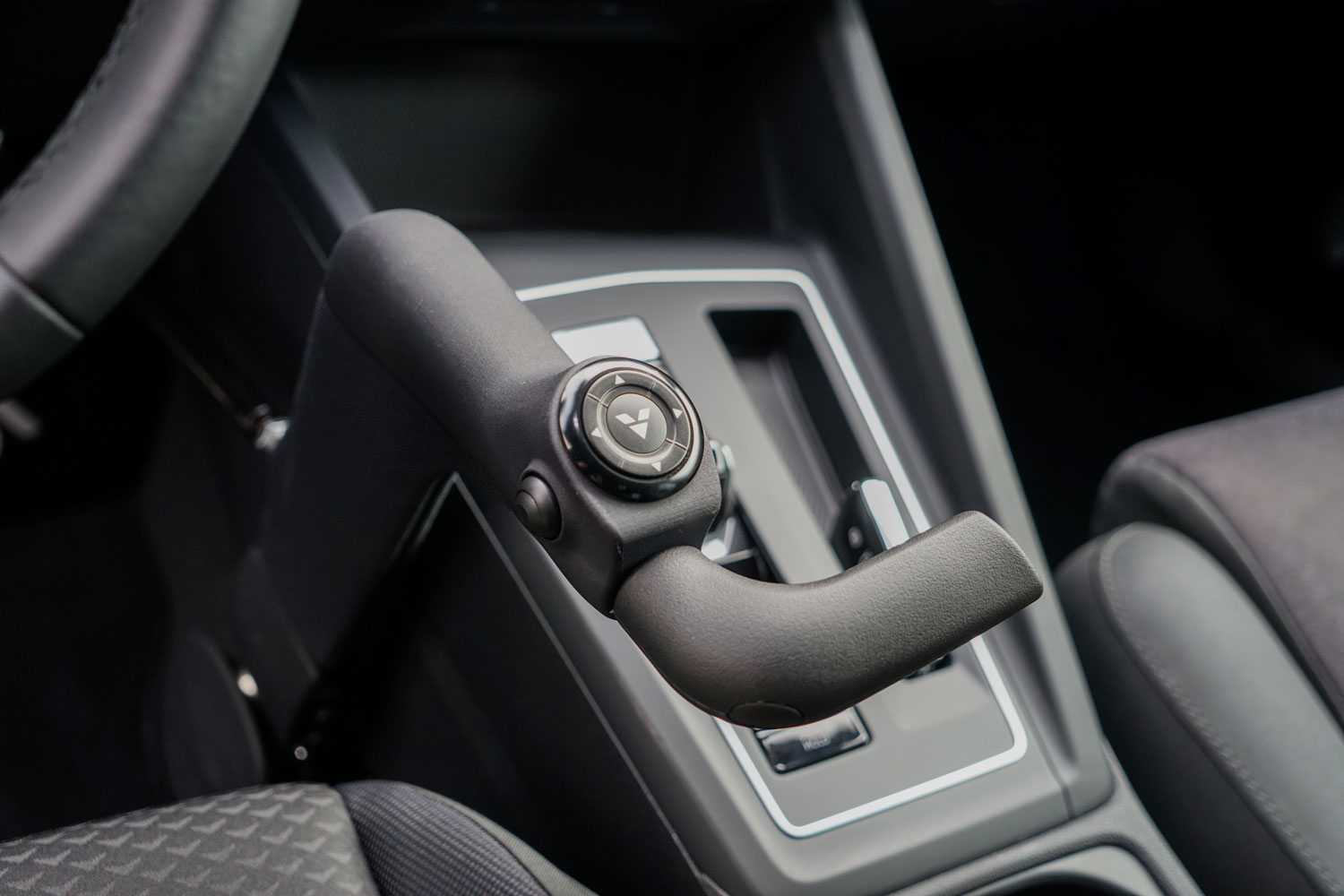 Behindertengerechter Volkswagen Golf 8, Selbstfahrerumbau, Fahrzeugumbau für Rollstuhlfahrer, Ladeboy, MFD, Handgerät, Smartlifter, Sodermanns