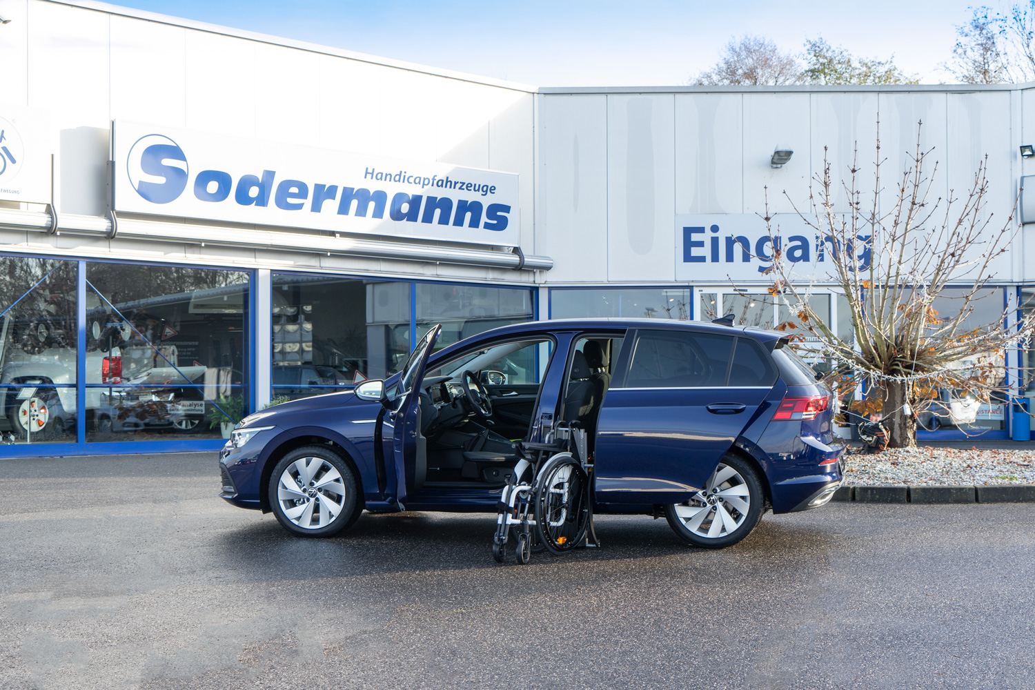 Behindertengerechter Volkswagen Golf 8, Fahrzeugumbau für Rollstuhlfahrer, Selbstfahrer, Ladeboy, MFD, Handgerät, Sodermanns