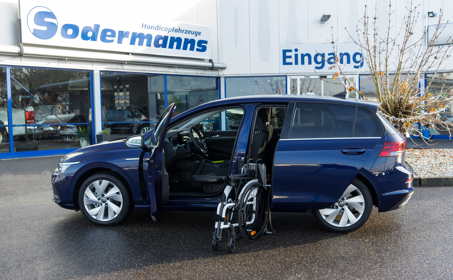 Behindertengerechter Volkswagen Golf 8, Fahrzeugumbau für Rollstuhlfahrer, Selbstfahrer, Ladeboy, MFD, Handgerät, Sodermanns