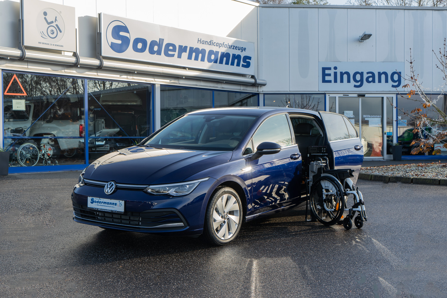 Behindertengerechter Volkswagen Golf 8, Fahrzeugumbau für Rollstuhlfahrer, Selbstfahrer, Ladeboy, MFD, Handgerät, Sodermanns