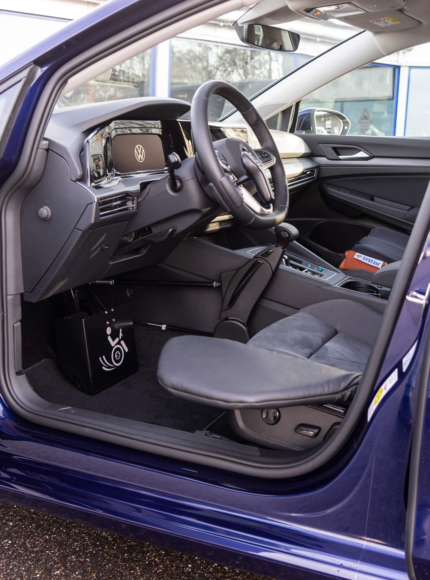 Behindertengerechter Volkswagen Golf 8, Fahrzeugumbau für Rollstuhlfahrer, Selbstfahrer, Ladeboy, MFD, Handgerät, Sodermanns