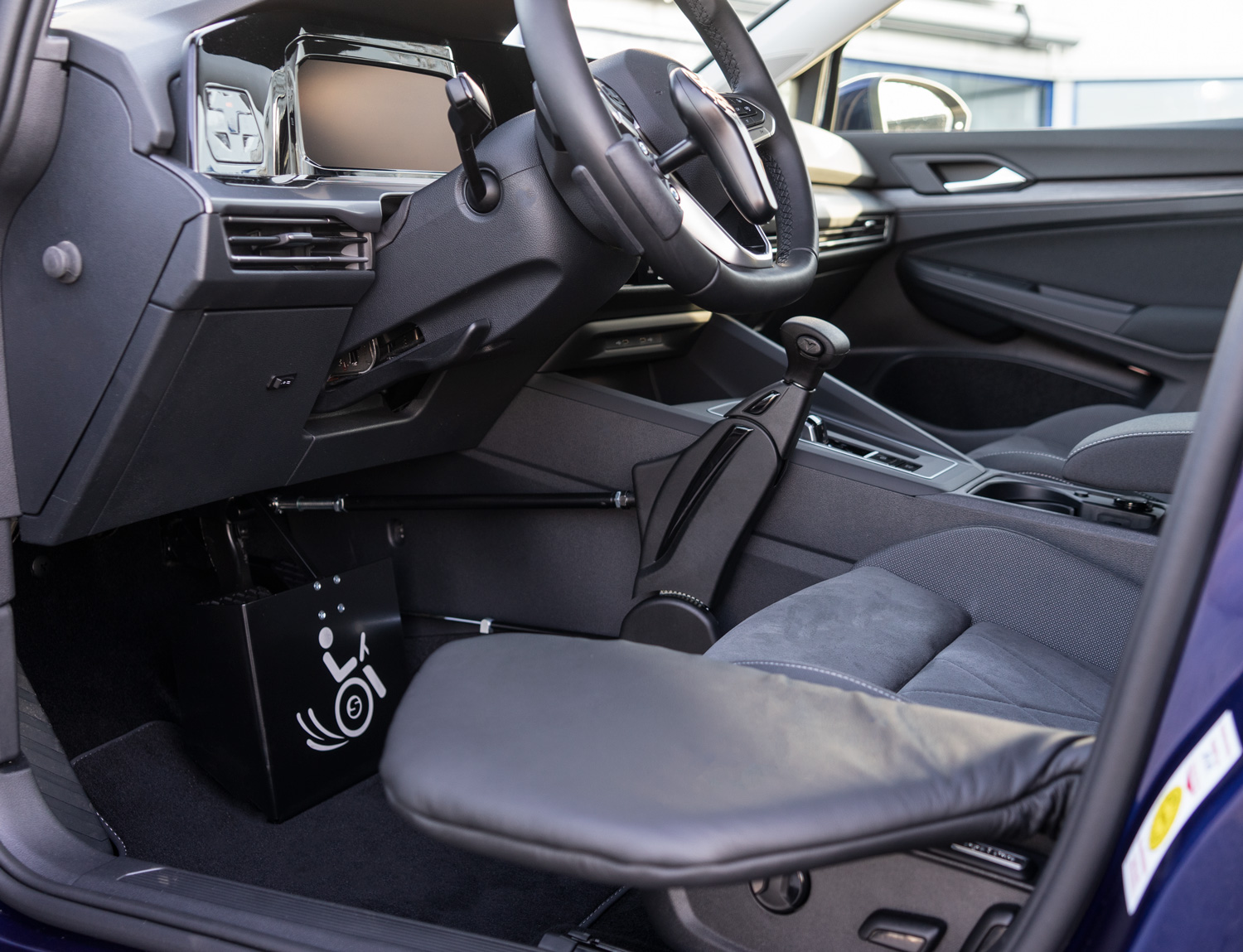 Behindertengerechter Volkswagen Golf 8, Fahrzeugumbau für Rollstuhlfahrer, Selbstfahrer, Ladeboy, MFD, Handgerät, Sodermanns