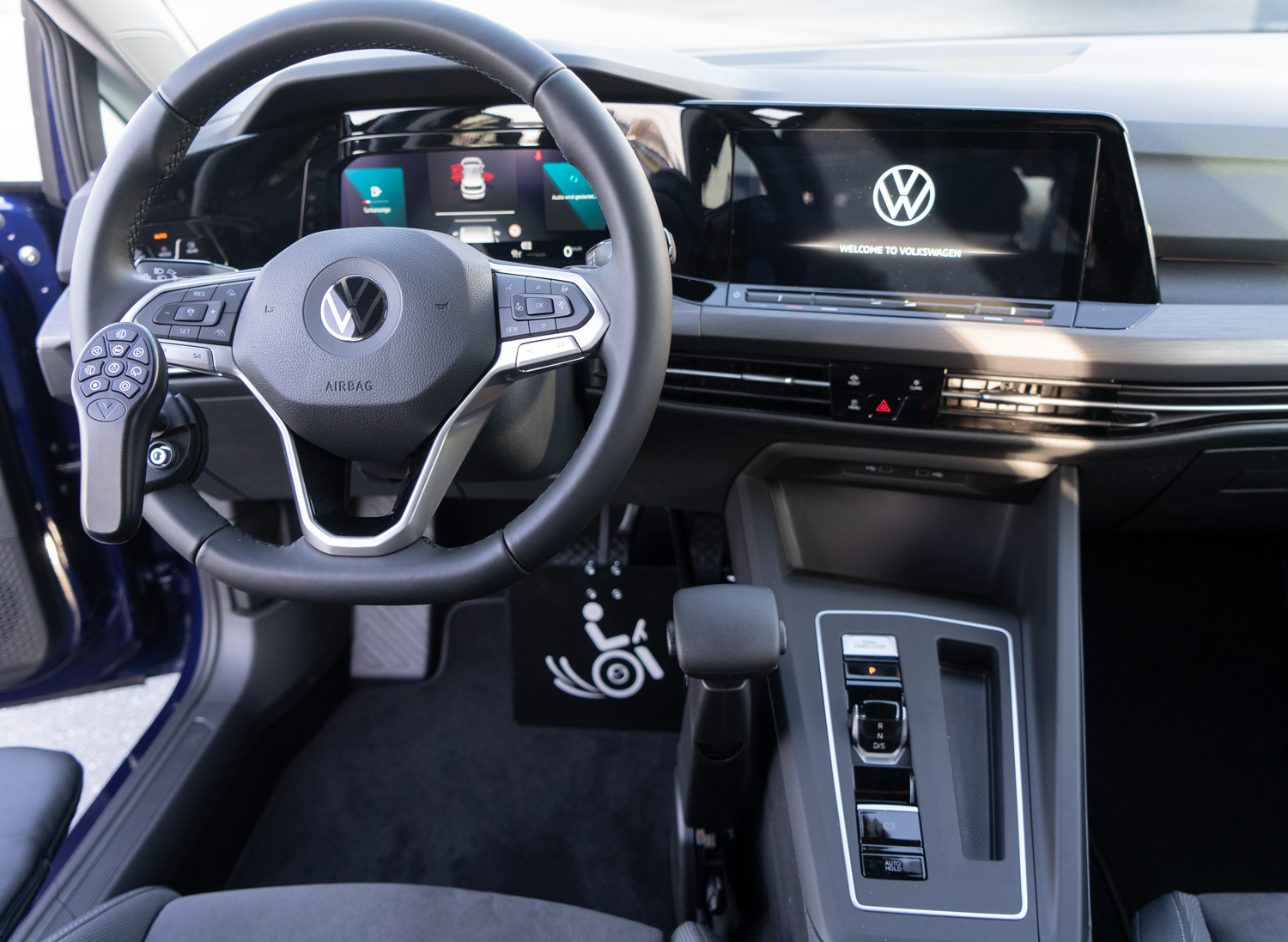 Behindertengerechter Volkswagen Golf 8, Fahrzeugumbau für Rollstuhlfahrer, Selbstfahrer, Ladeboy, MFD, Handgerät, Sodermanns