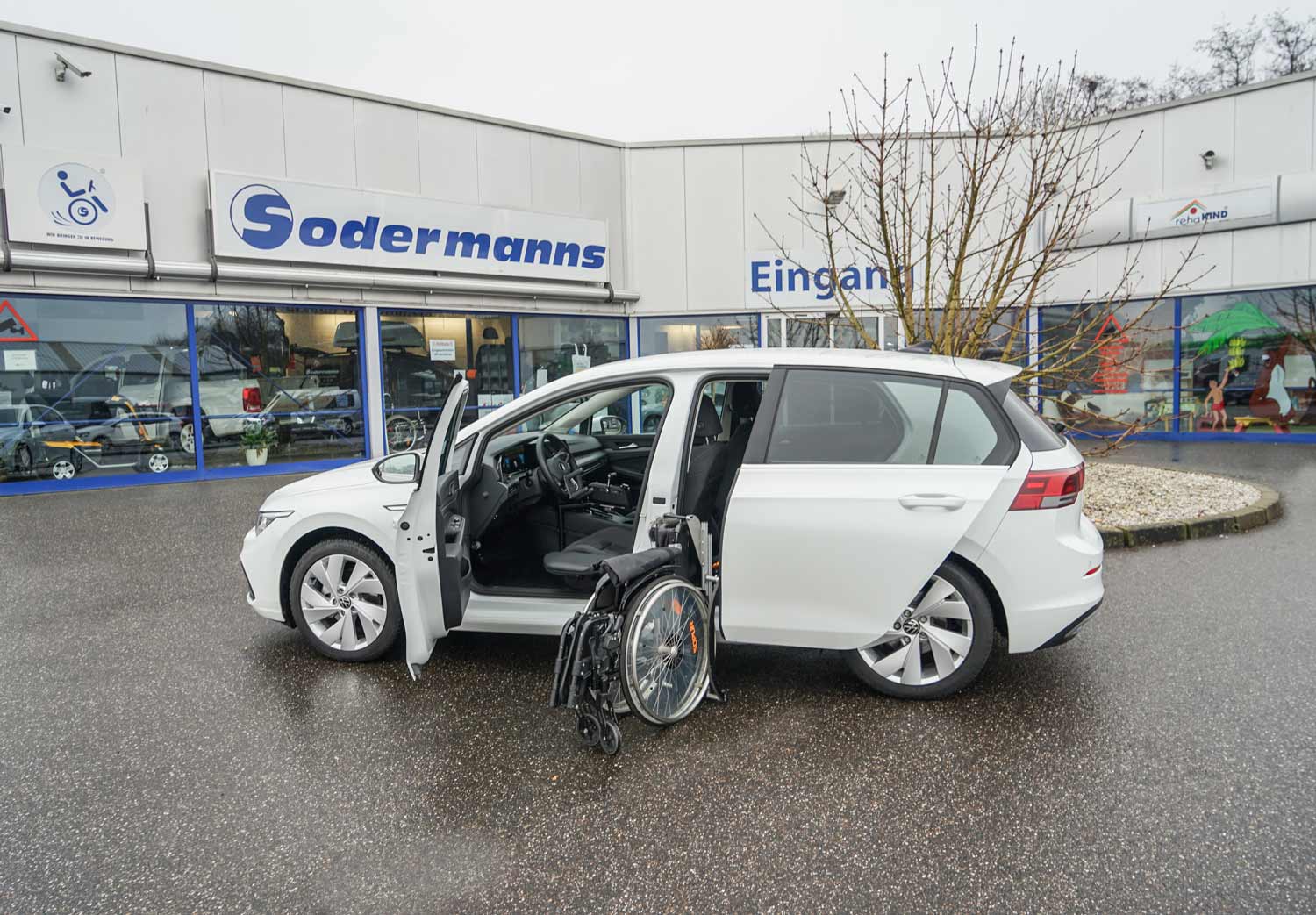 Behindertengerechter Volkswagen Golf 8, Selbstfahrerumbau, Space Drive System, Gas Bremsschieber, Lenkrad, Dreizack, Touchpad, Sprachsteuerung, elektrische Sonnenblende, Armauflage, Sodermanns