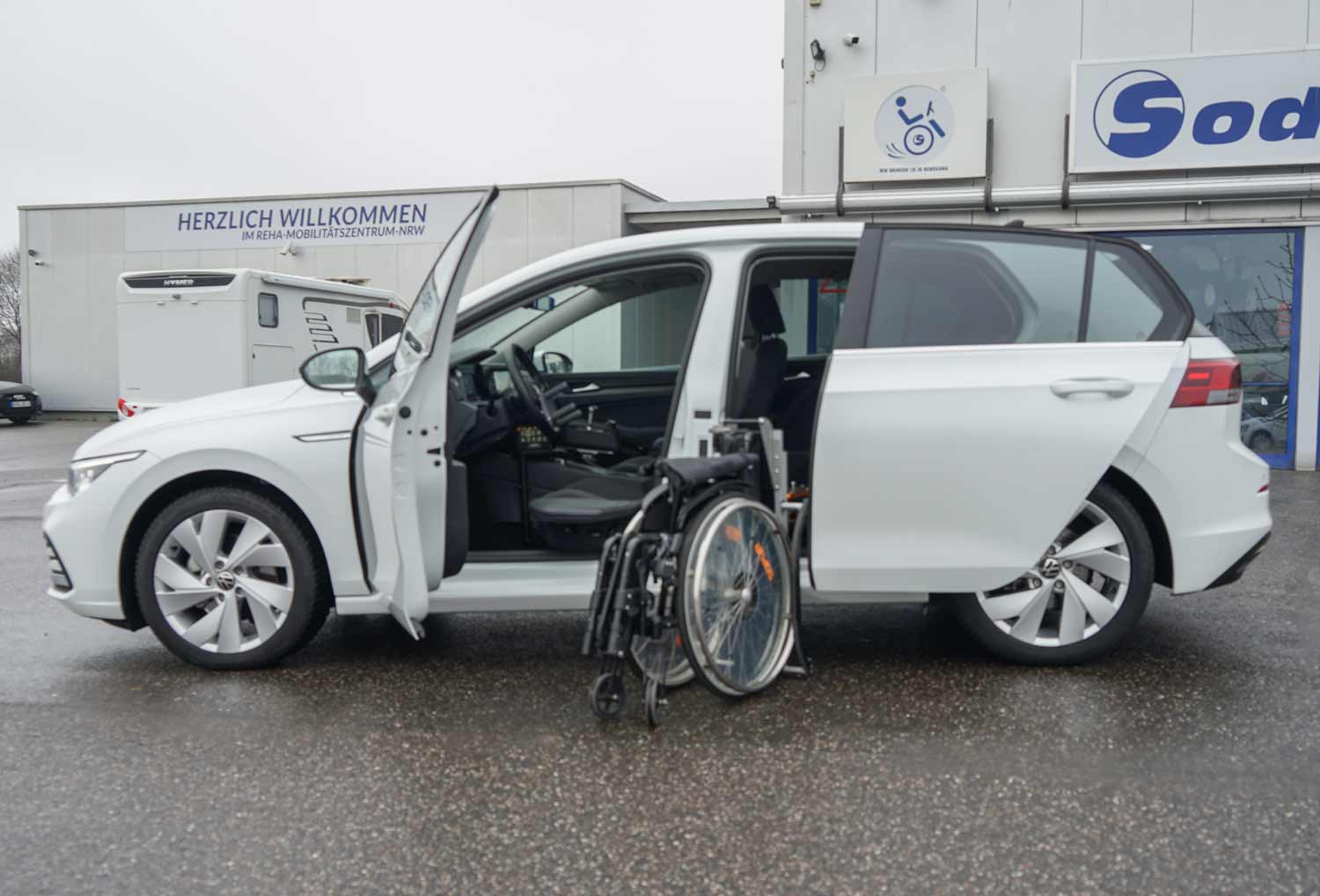 Behindertengerechter Volkswagen Golf 8, Selbstfahrerumbau, Space Drive System, Gas Bremsschieber, Lenkrad, Dreizack, Touchpad, Sprachsteuerung, elektrische Sonnenblende, Armauflage, Sodermanns