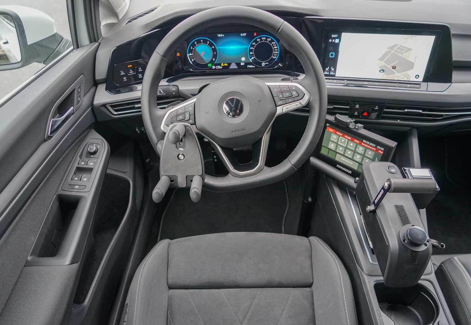 Behindertengerechter Volkswagen Golf 8, Selbstfahrerumbau, Space Drive System, Gas Bremsschieber, Lenkrad, Dreizack, Touchpad, Sprachsteuerung, elektrische Sonnenblende, Armauflage, Sodermanns