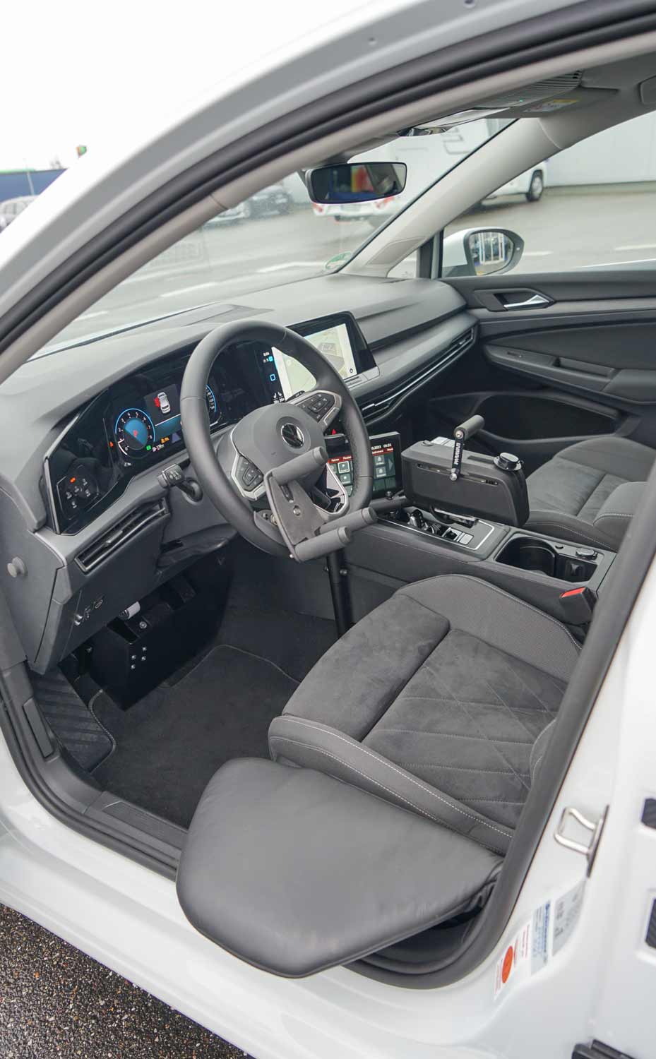 Behindertengerechter Volkswagen Golf 8, Selbstfahrerumbau, Space Drive System, Gas Bremsschieber, Lenkrad, Dreizack, Touchpad, Sprachsteuerung, elektrische Sonnenblende, Armauflage, Sodermanns