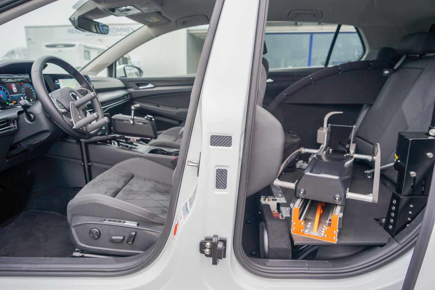 Behindertengerechter Volkswagen Golf 8, Selbstfahrerumbau, Space Drive System, Gas Bremsschieber, Lenkrad, Dreizack, Touchpad, Sprachsteuerung, elektrische Sonnenblende, Armauflage, Sodermanns