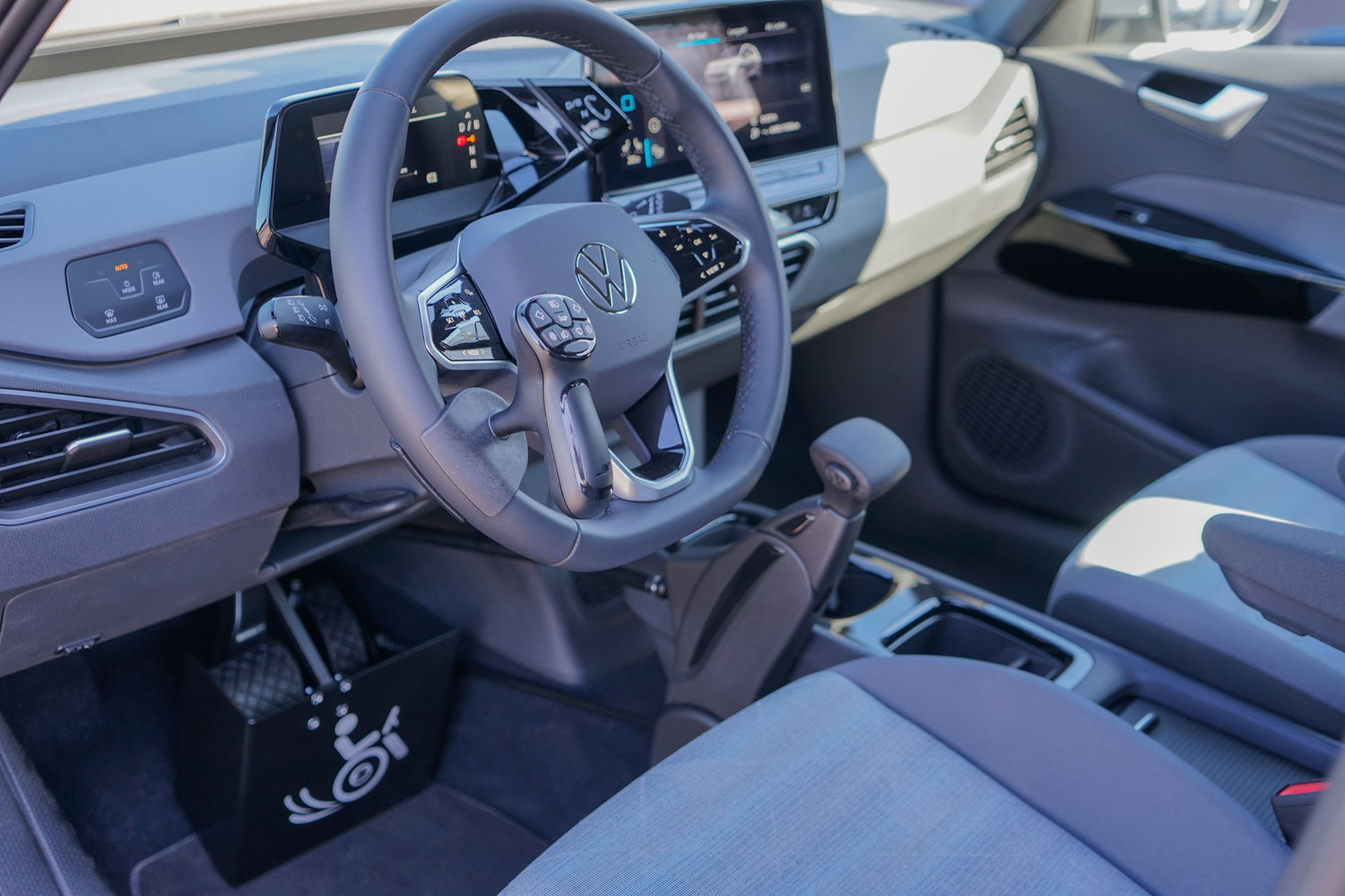 Behindertengerechter Volkswagen ID.3, Selbstfahrerumbau, MFD, Handgerät Gas Bremse, Ladeboy, Pedalsperre, Gurtrolle, Sodermanns