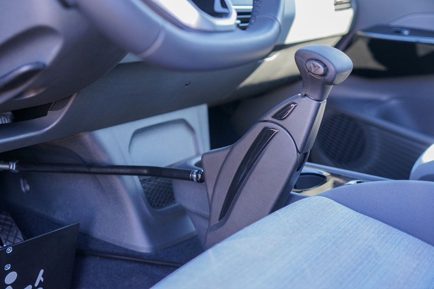 Behindertengerechter Volkswagen ID.3, Selbstfahrerumbau, MFD, Handgerät Gas Bremse, Ladeboy, Pedalsperre, Gurtrolle, Sodermanns