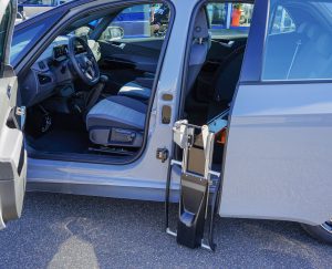 Behindertengerechter Volkswagen ID.3, Selbstfahrerumbau, MFD, Handgerät Gas Bremse, Ladeboy, Pedalsperre, Gurtrolle, Sodermanns