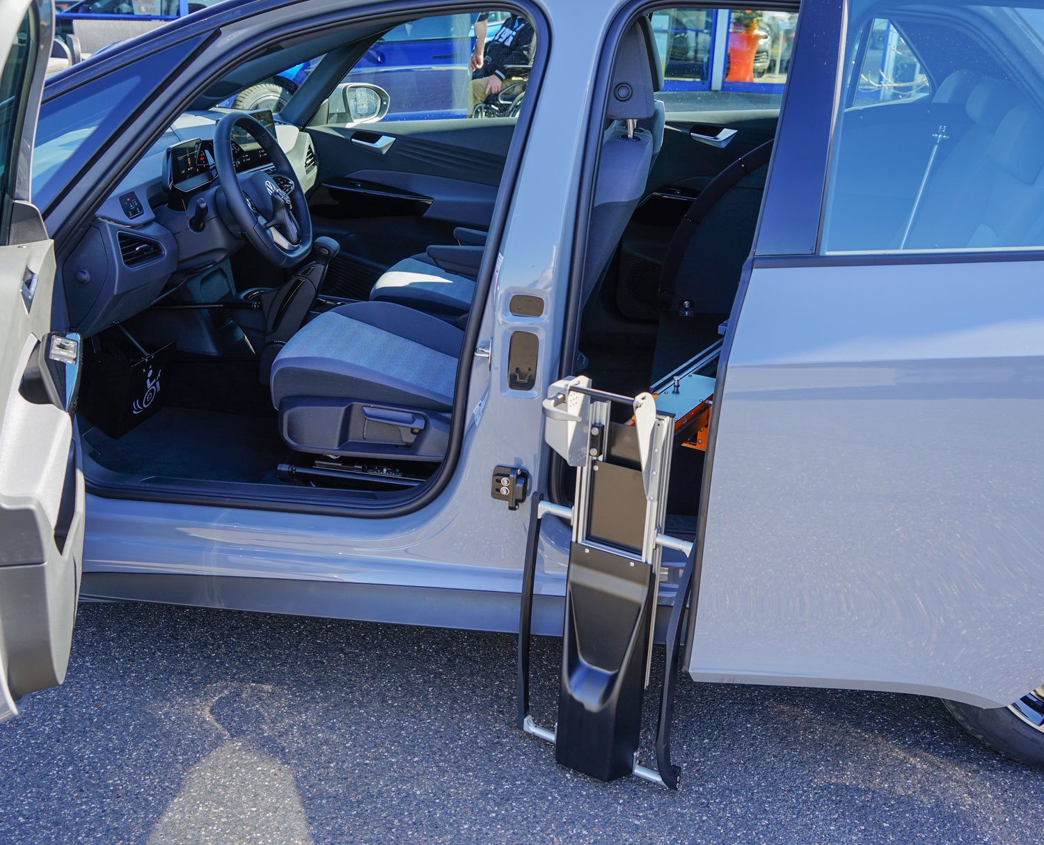 Behindertengerechter Volkswagen ID.3, Selbstfahrerumbau, MFD, Handgerät Gas Bremse, Ladeboy, Pedalsperre, Gurtrolle, Sodermanns