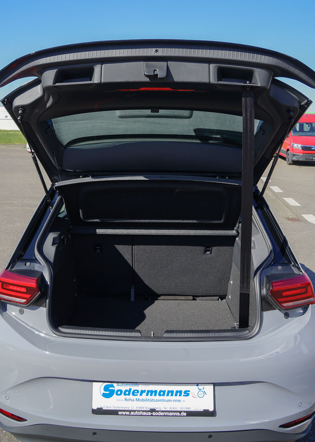 Behindertengerechter Volkswagen ID.3, Selbstfahrerumbau, MFD, Handgerät Gas Bremse, Ladeboy, Pedalsperre, Gurtrolle, Sodermanns