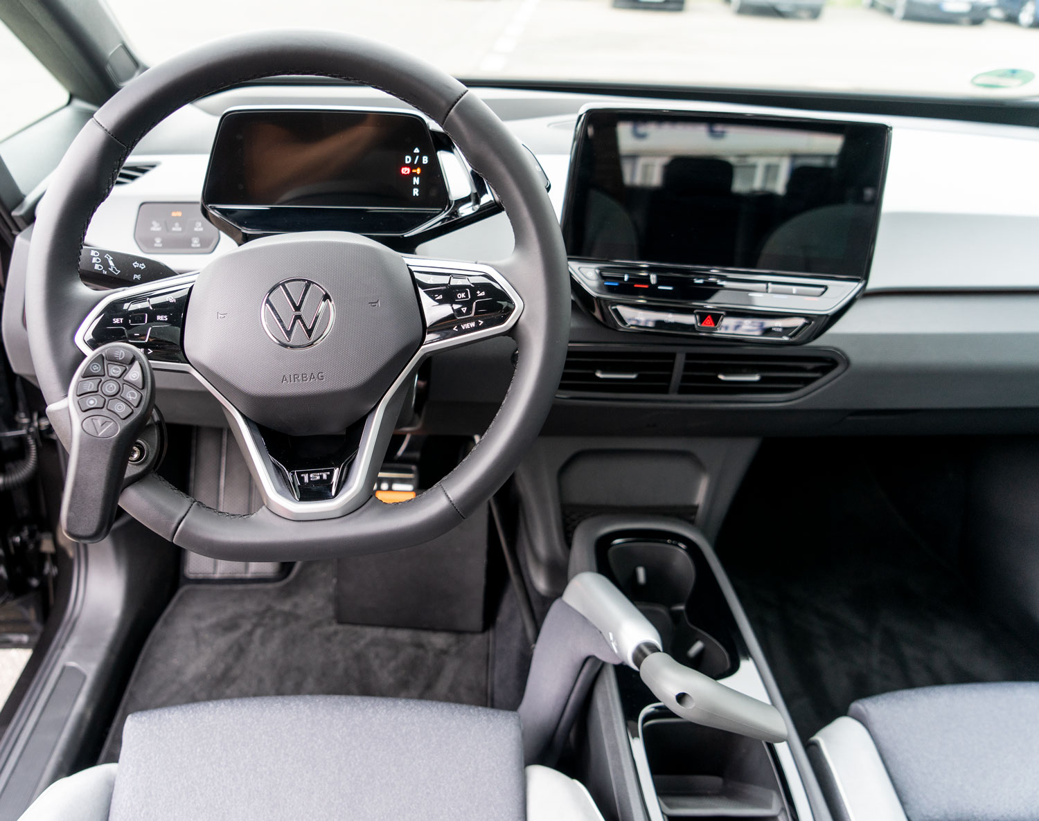 Behindertengerechter Volkswagen ID.3, Selbstfahrerumbau, MFD, Handgerät Gas Bremse, Rutschbrett, Pedalsperre, Sodermanns