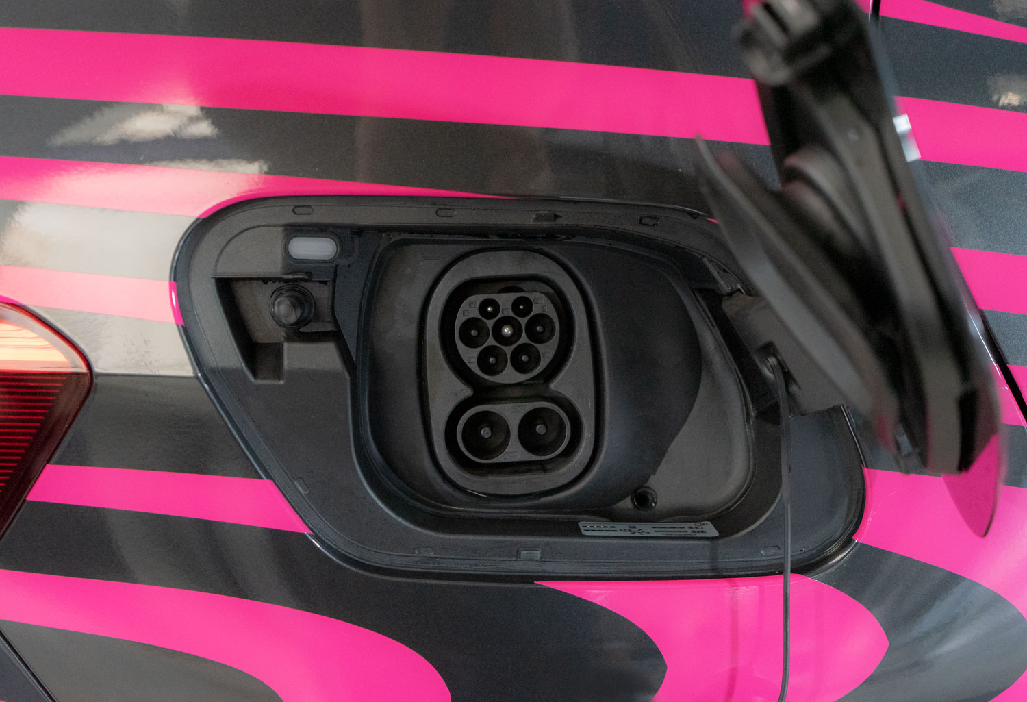 Behindertengerechter Volkswagen ID.3, Selbstfahrerumbau, MFD, Handgerät Gas Bremse, Rutschbrett, Pedalsperre, Sodermanns