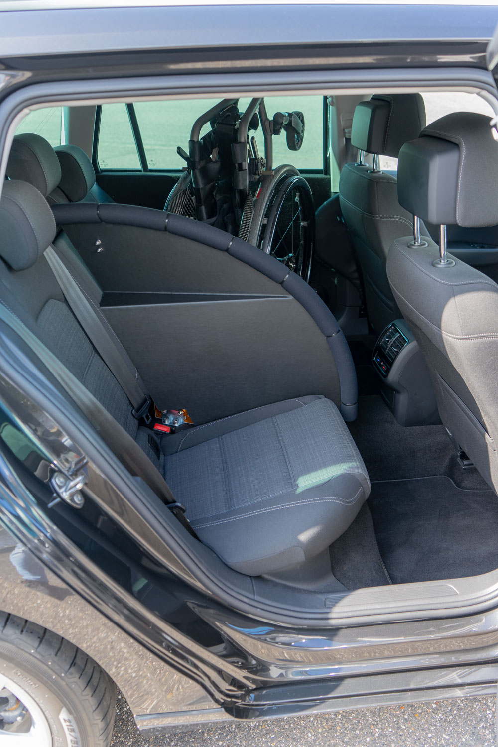 Behindertengerechter Volkswagen Passat Kombi, Fahrzeugumbau für Rollstuhlfahrer, Selbstfahrerumbau, Ladeboy, MFD, Handgerät, Sodermanns