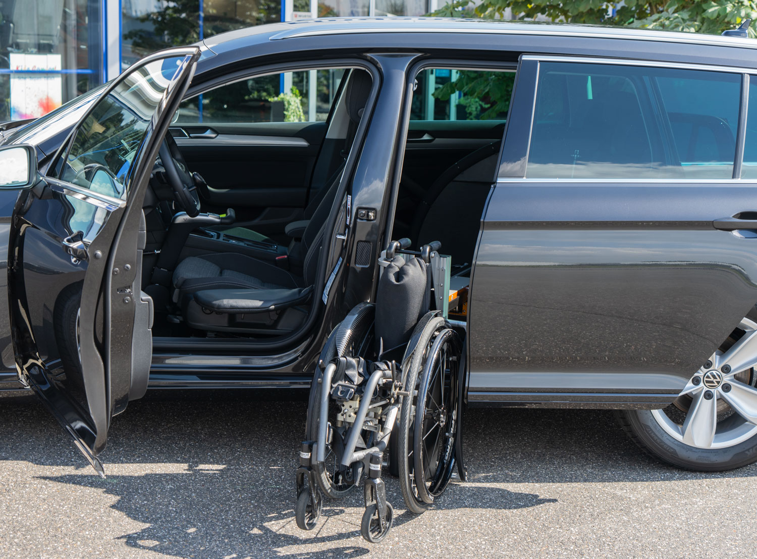 Behindertengerechter Volkswagen Passat Kombi, Fahrzeugumbau für Rollstuhlfahrer, Selbstfahrerumbau, Ladeboy, MFD, Handgerät, Sodermanns